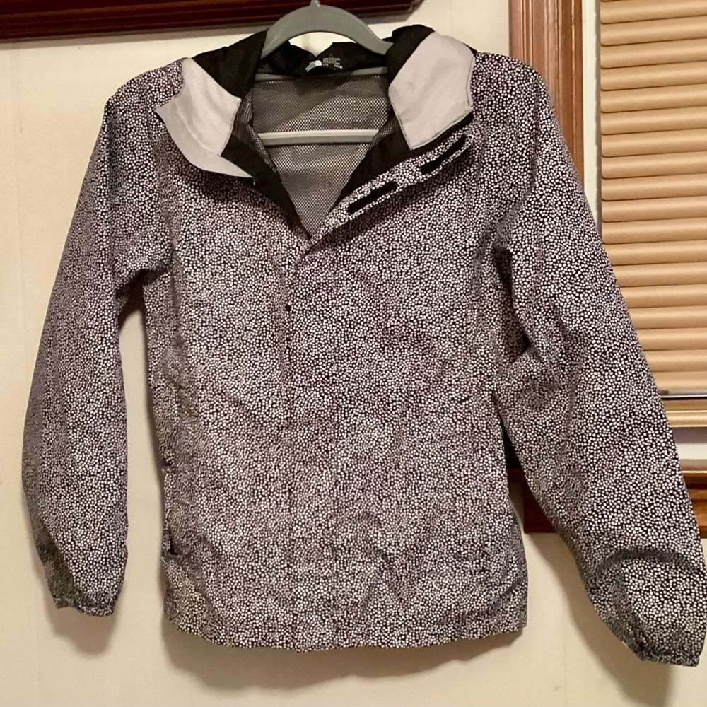 NORTH FACE WIND BREAKER. SIZE 14/16. IN VERY GOOD USED CONDITION.
